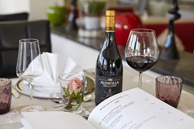 Gedeckter Tisch mit Wein im Restaurant Rosenstock