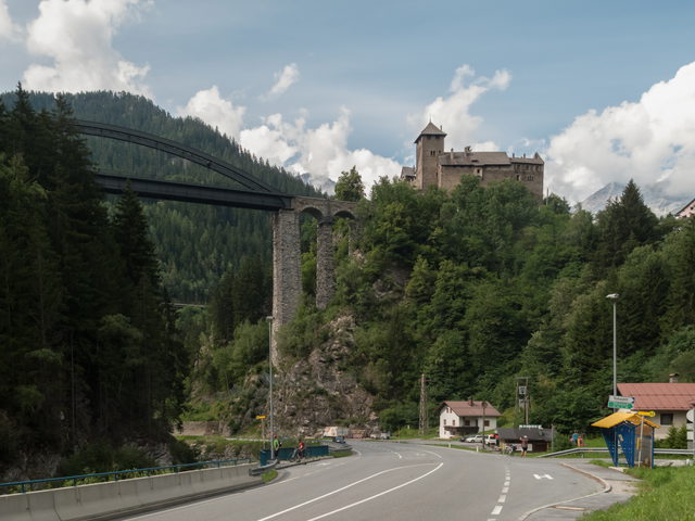 Schloss Wiesberg und die Trisannabrücke bei Tobadill
