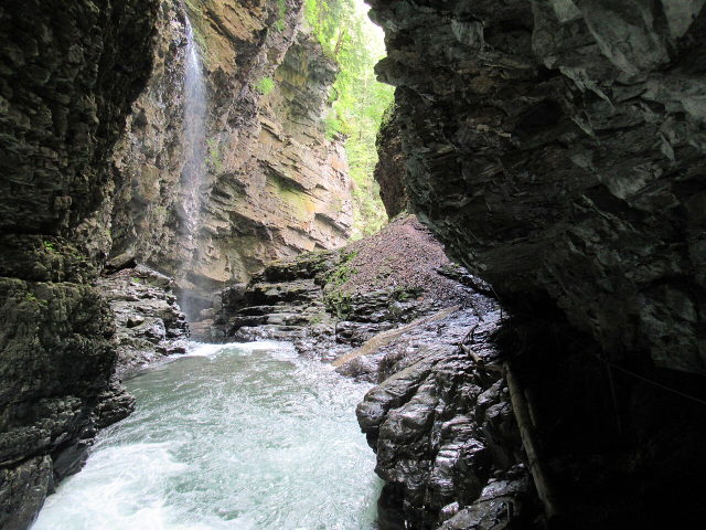 Wildwasser zwischen steilen Felswänden in der Üblen Schlucht bei Laterns