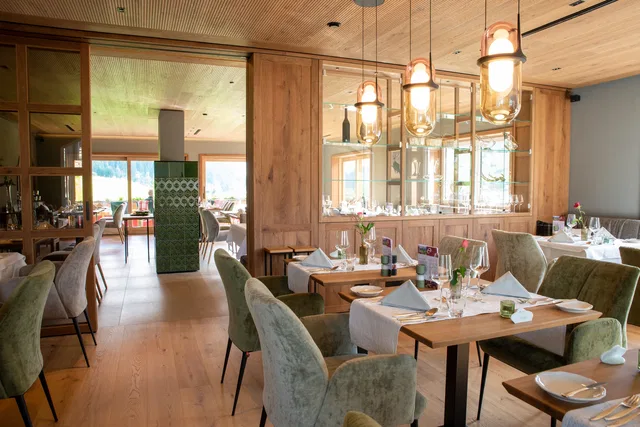 Restaurant im Almhof Rupp mit eingedeckten Tischen