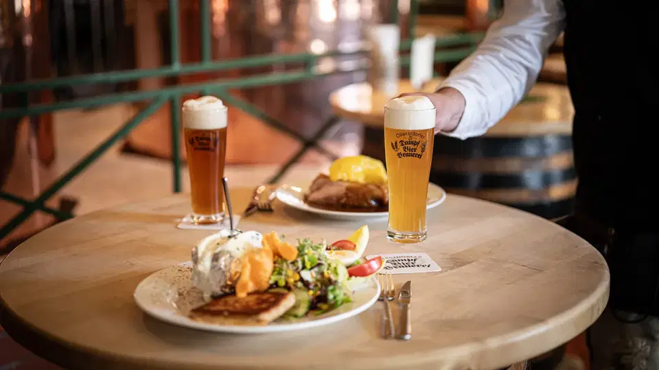 Bier und Speisen in der Dampfbierbrauerei