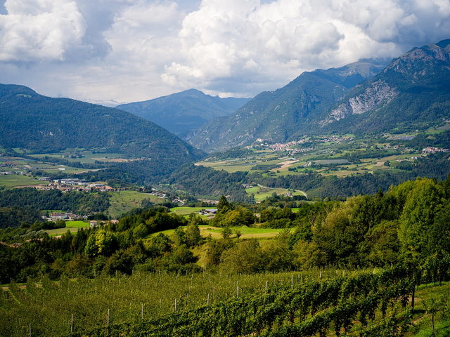 Landschaft im Comano-Gebiet mit Bergen und Blick Richtung Stenico