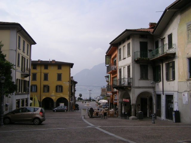 Historische Häuser und Arkaden an der Piazza Vescovo Corna Pellegrini in Pisogne