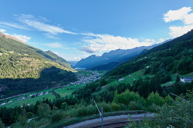 Blick von der Höhe auf Poschiavo und die umliegende Puschlaver Tallandschaft