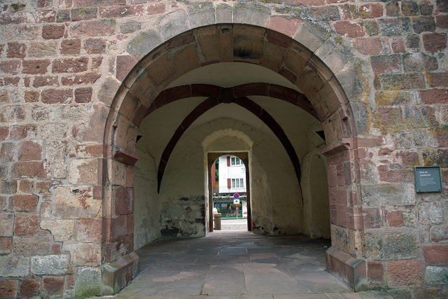 Gewölbter Durchgang aus Sandstein im Kloster Alpirsbach