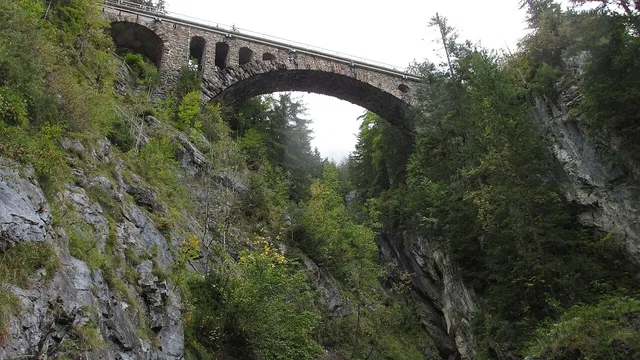 Die Wäldletobelbrücke ist ein Wegpunkt des Themenwegs.