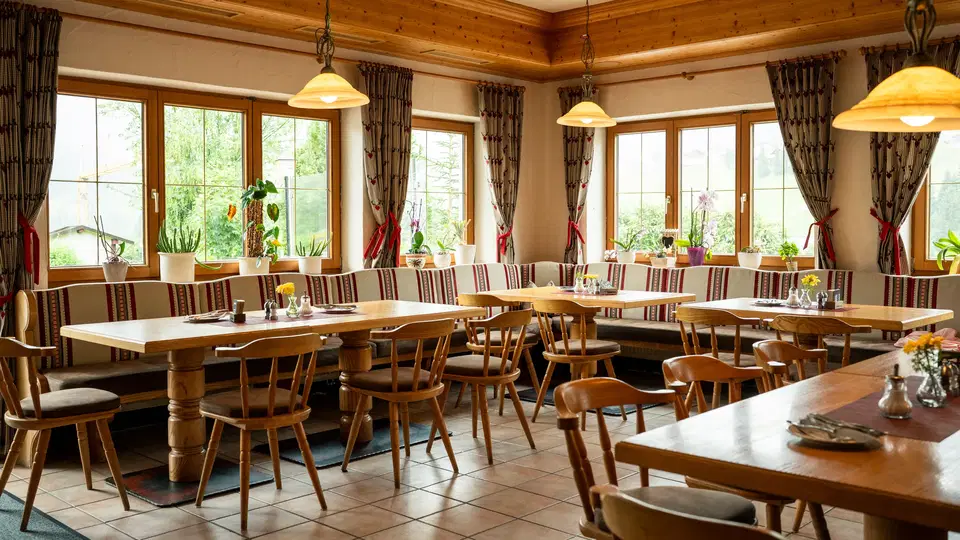 Heller Gastraum im Gasthof Alpenblick