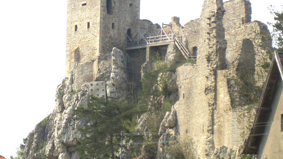 Burgruine Weißenstein bei Regen auf ihrem Quarzfelsen
