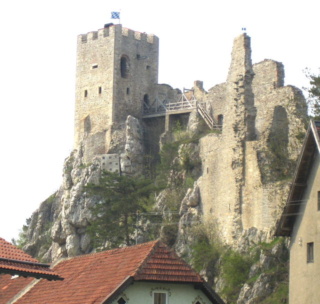 Burgruine Weißenstein im unmittelbaren Umfeld des Museums im Fressenden Haus