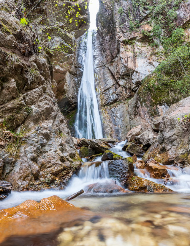 Wasserfall in der bewaldeten Rastenbachklamm