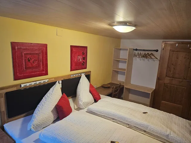 Doppelbett im Schlafzimmer der Ferienwohnung Eichenglück im Schwendehof