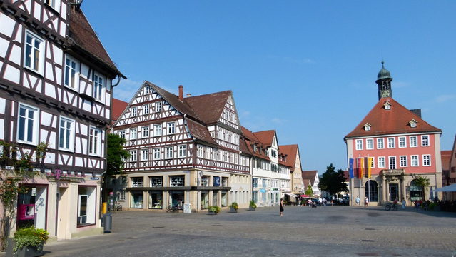Marktplatz mit Rathaus in Schorndorf außerhalb des Krämermarkts