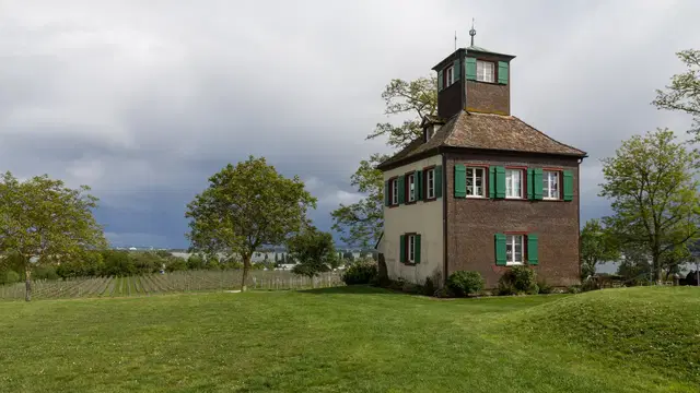 Das historische Teehäuschen auf der Hochwart, einem Aussichtsziel auf der Reichenau. Aufnahme vom Mai 2017.