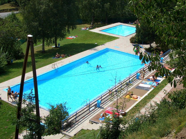 Schwimmerbecken und Kinderbecken im Schwimmbad Grins mit Liegewiese