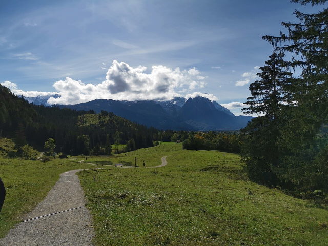 Wanderweg bei Farchant mit Wiesen und Blick auf die umliegenden Berge