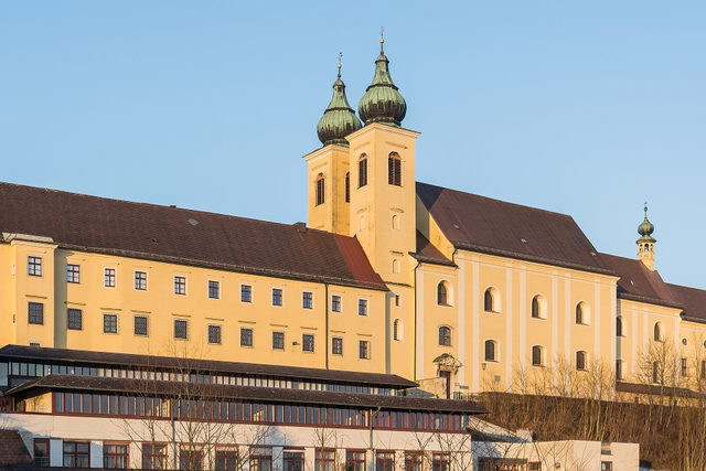 Stift Lambach in der Abendsonne