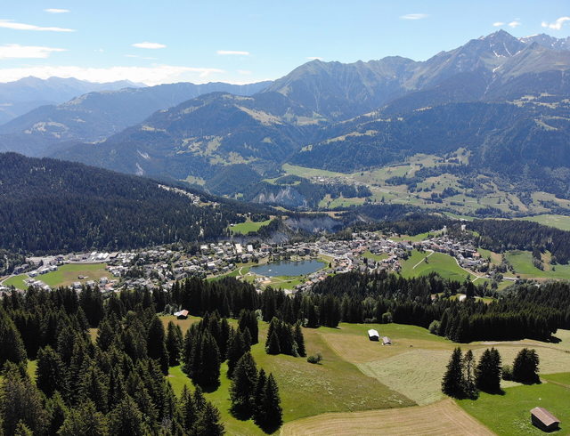 Laax Dorf und Laaxersee zwischen Wiesen und Wäldern