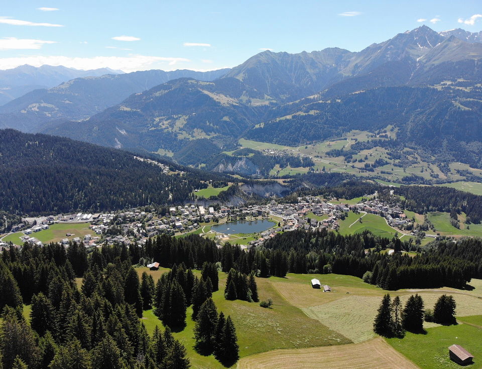 Familienerlebnisse in Laax – Baumwipfelpfad, Freestyle und Spielzeit am See