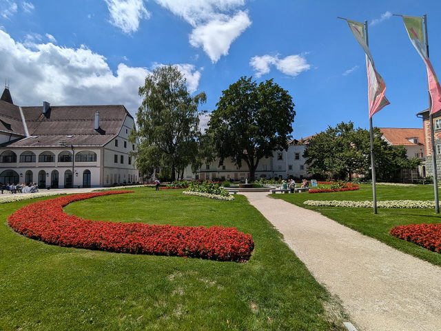 Wege und Bäume im Welser Burggarten