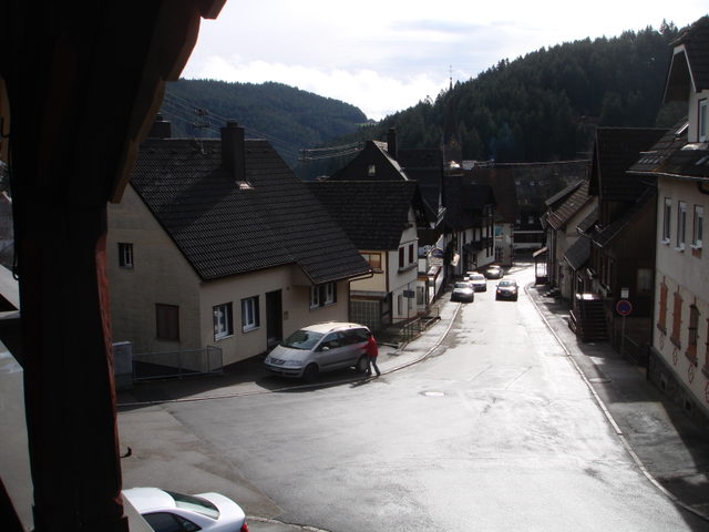 Ortsansicht von Tennenbronn mit bewaldeten Schwarzwaldhängen