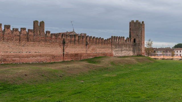 Mittelalterliche Stadtmauer mit Türmen in Montagnana
