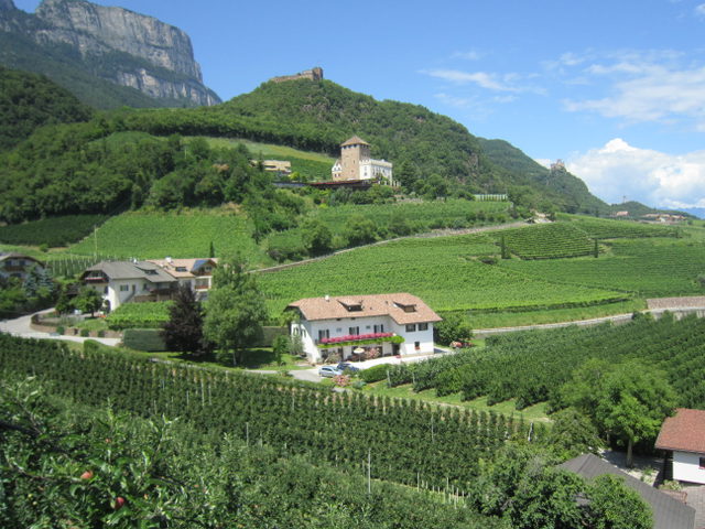 Blick über Missian in Eppan auf die Burgen Boymont, Korb und Hocheppan