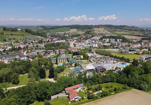 Luftaufnahme von Bad Schallerbach mit Park und Thermenresort