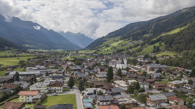 Bramberg am Wildkogel im Salzachtal aus erhöhter Perspektive