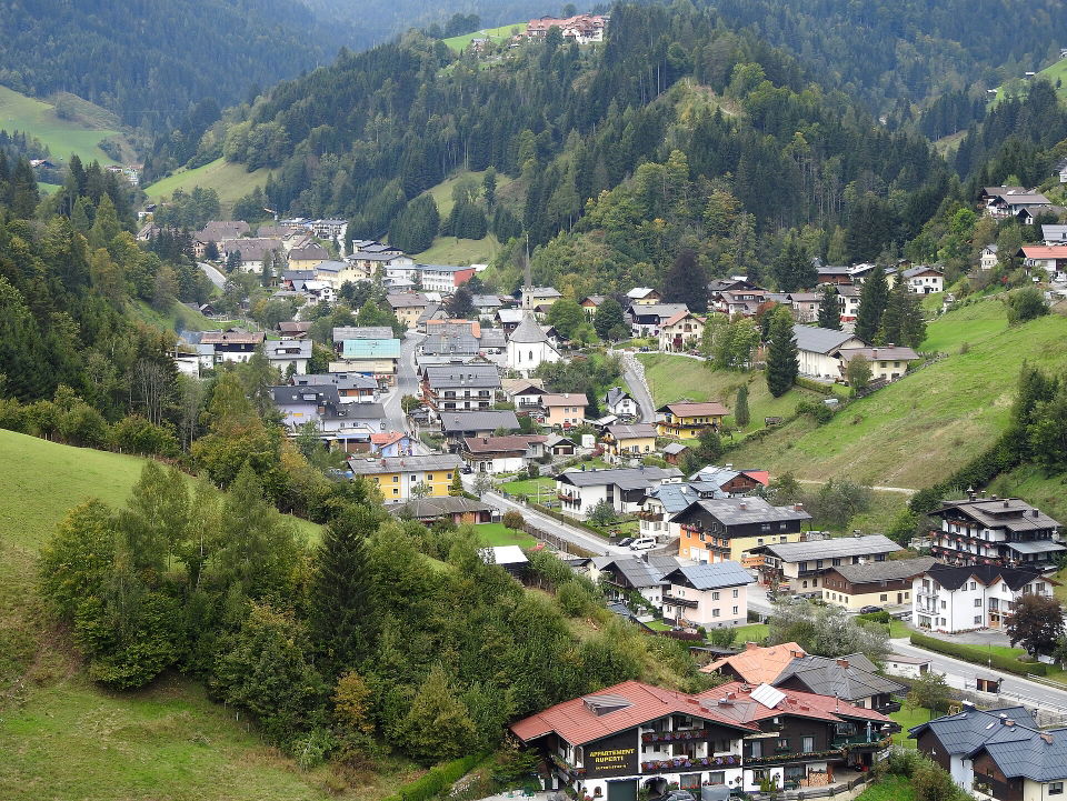 Familienerlebnisse in Mühlbach am Hochkönig – Almspielplatz, Tierbegegnungen und Bergbaugeschichte