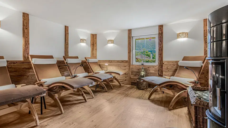 Ruheraum mit Wellnessliegen und Kamin