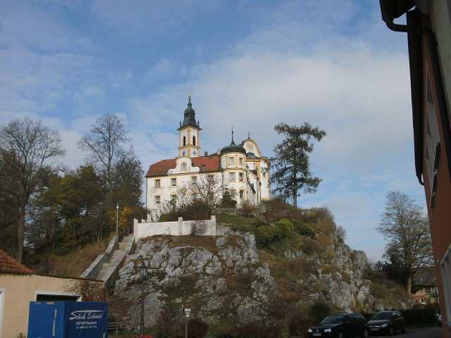 Kreuzberg in Pleystein mit Rosenquarzfelsen und Kirche über den Häusern