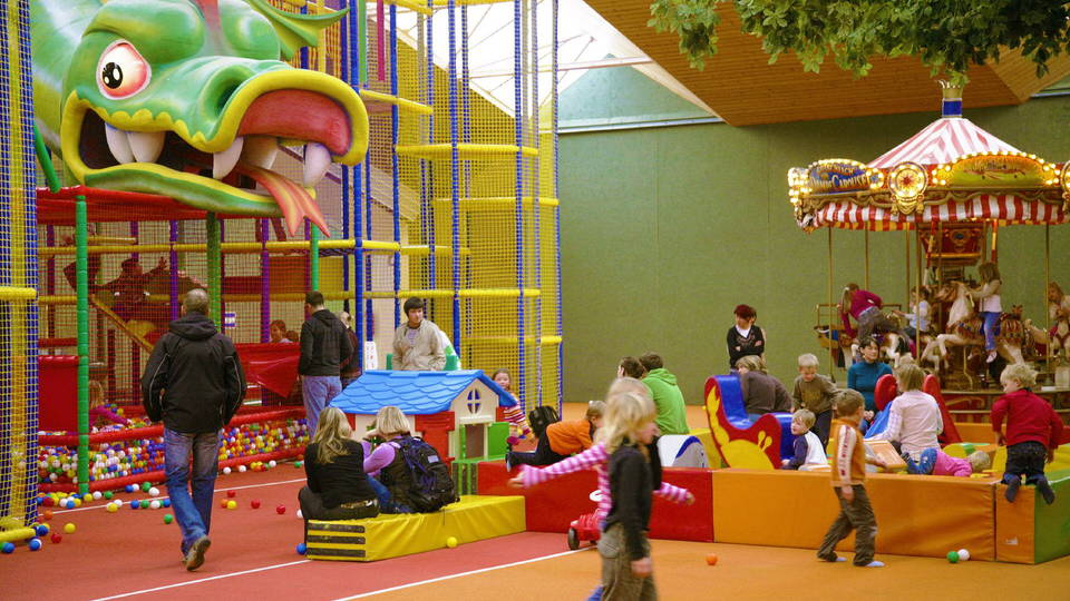 Übersicht über die Spielhalle mit Drachenburg