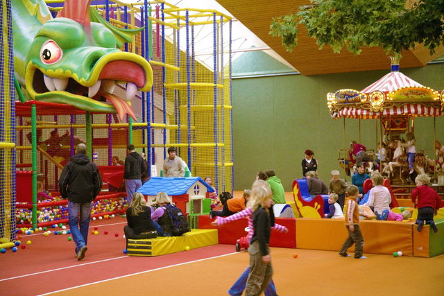 Übersicht über die Spielhalle mit Drachenburg