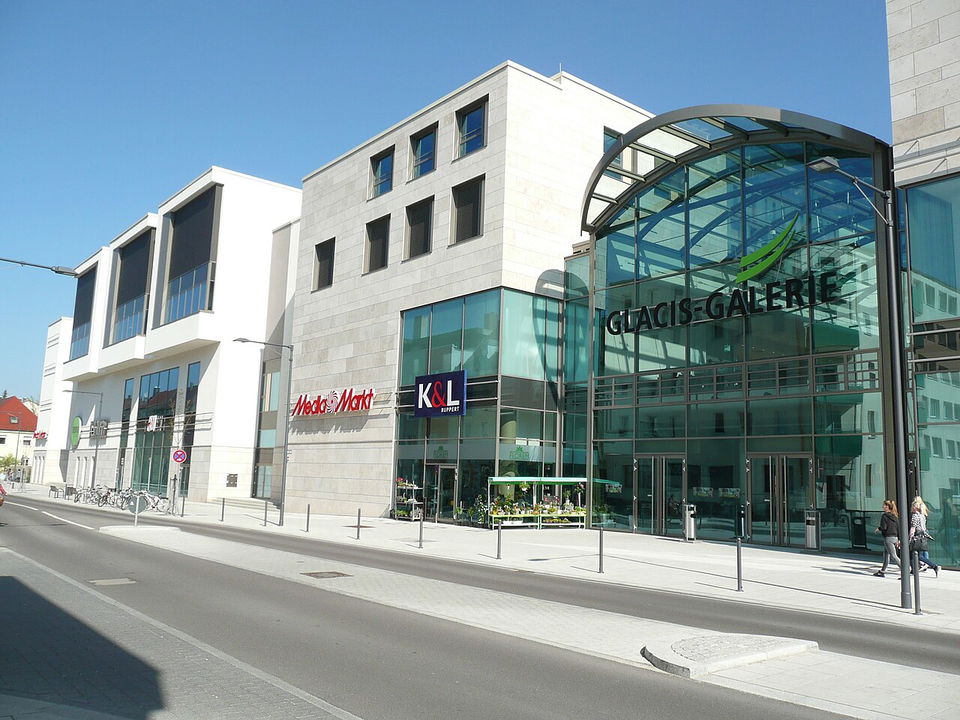 Eingangsbereich der Glacis-Galerie an der Maximilianstraße in Neu-Ulm