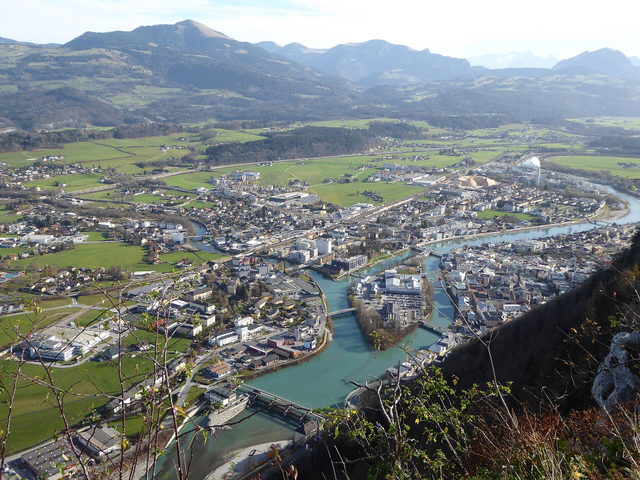 Blick vom Barmstein auf Hallein und die Salzach