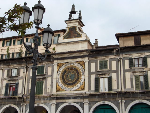 Astronomische Uhr und Arkaden an der Piazza della Loggia in Brescia