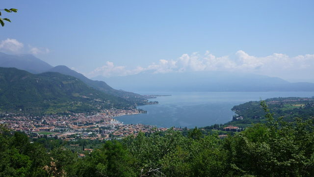 Blick über Salò und die Bucht des Gardasees