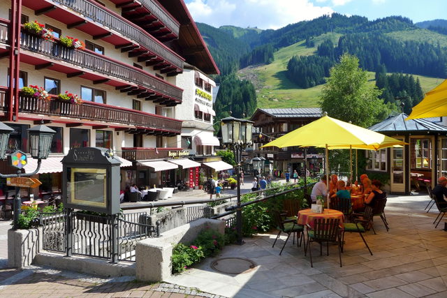 Dorfplatz in Saalbach mit Blick zum Schattberg