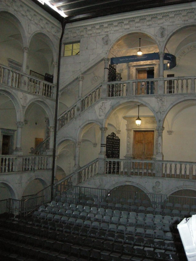 Arkadenhof von Schloss Porcia als Standort des Museums für Volkskultur