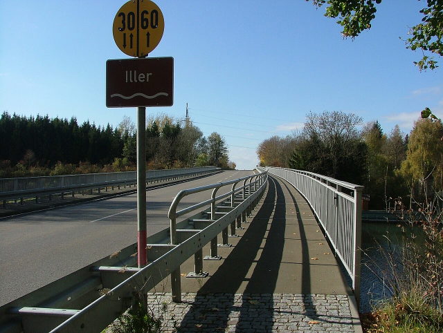 Fuß- und Radweg auf der Illerbrücke zwischen Fellheim und Kirchdorf