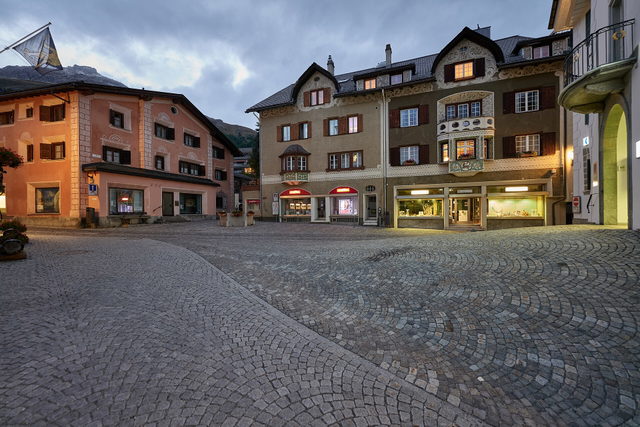 Historische Fassaden am Plazzet in Samedan