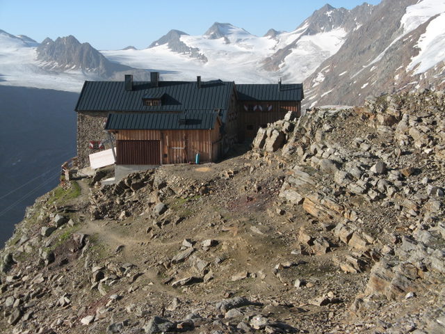 Ramolhaus auf einem Felsrücken vor dem Gurgler Ferner