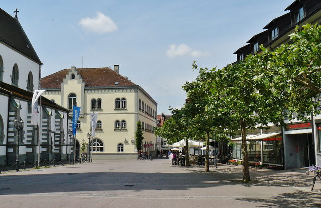 Radolfzeller Marktplatz mit Münster, Häuserzeile und Bäumen