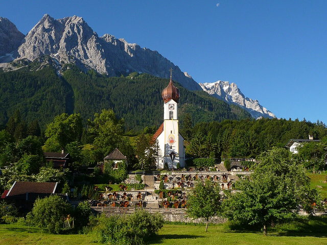 Kirche in Grainau vor der Felskulisse des Waxensteins