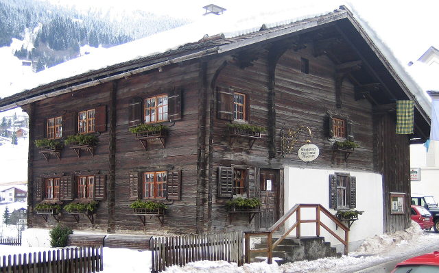 Historisches Holzhaus des Tourismusmuseums in Gaschurn