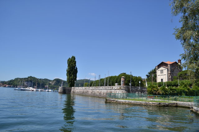Historischer Porto Austriaco in Angera mit Granitmauer und Uferbebauung