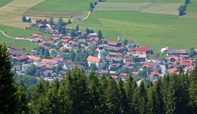 Ortskern von Rettenberg im Allgäu mit Kirche und grünen Wiesen, vom Grünten aus gesehen