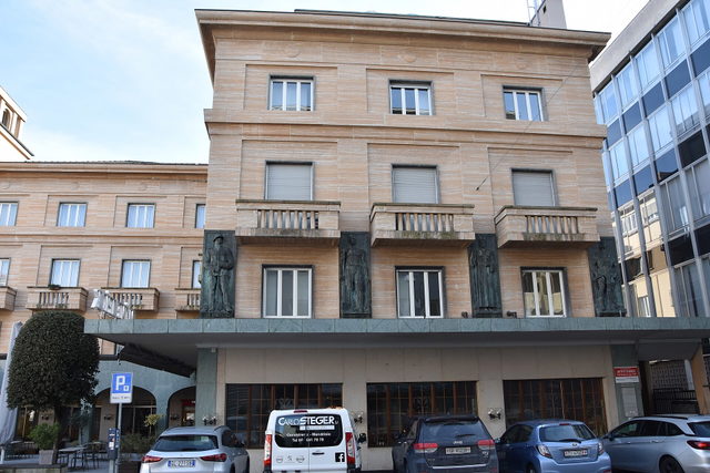 Palazzo Chiesa an einer Straße in Chiasso