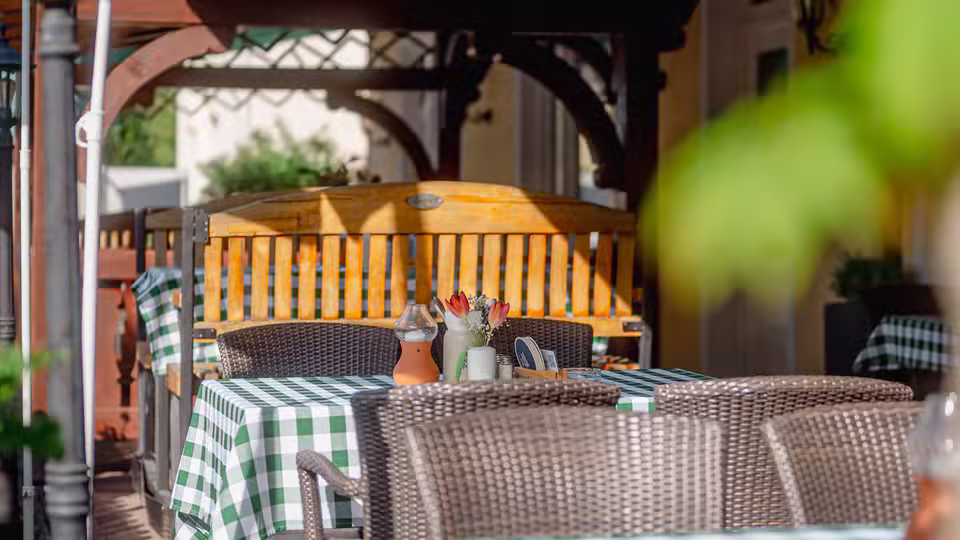 Terrasse des Restaurant Kurfürst mit Sitzplätzen im Freien