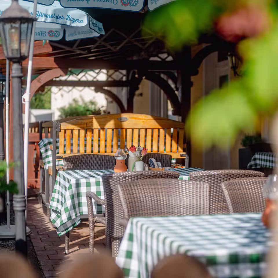 Terrasse des Restaurant Kurfürst mit Sitzplätzen im Freien
